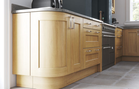 classic-traditional-country-wakefield-light-oak-kitchen-quadrant-door-A