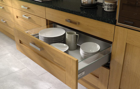 modern-contemporary-classic-windsor-shaker-oak-kitchen-hettich-drawer